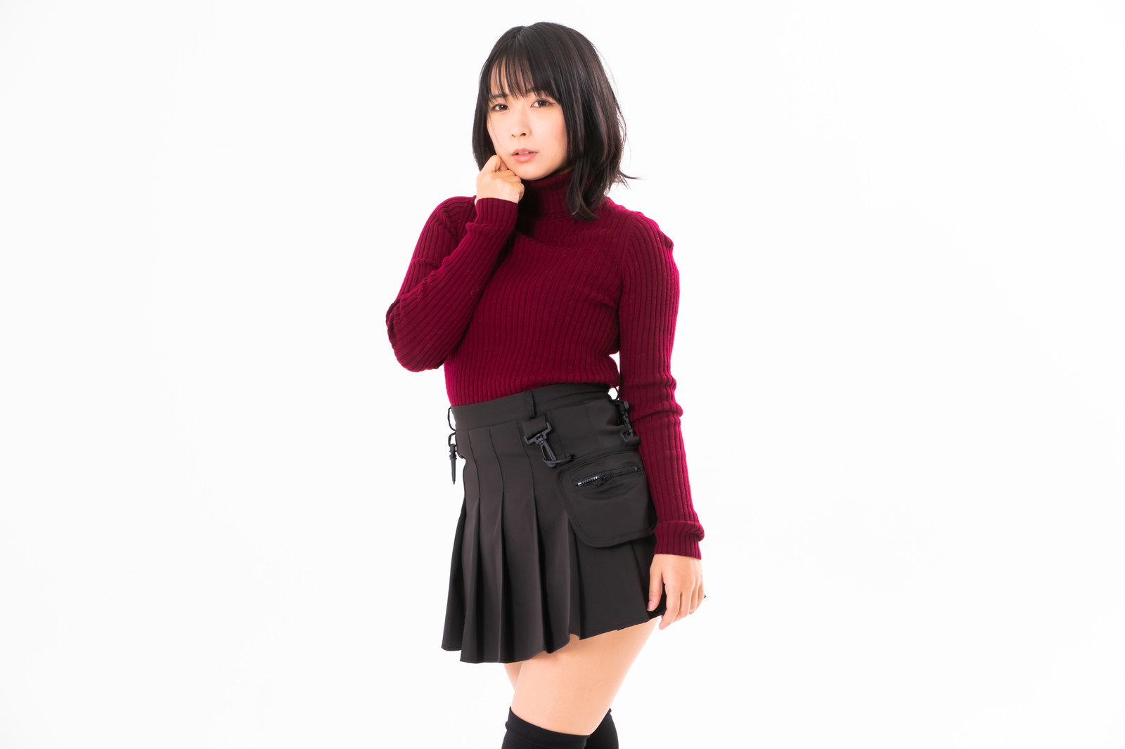顎に手を添えてあざといポージングを取る女性モデル［モデル：にゃるる］