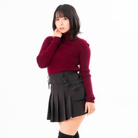 顎に手を添えてあざといポージングを決めるモデルの写真
