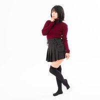 腕組みして首をかしげる訝しげな表情の女性の写真