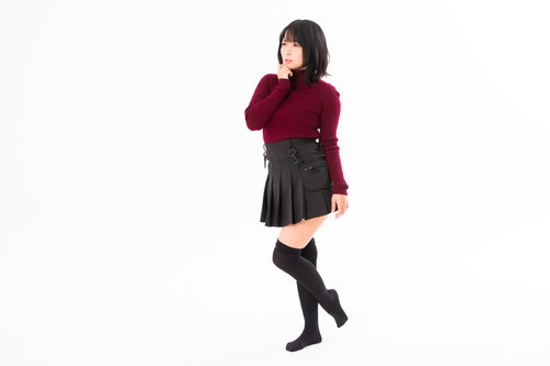 腕組みして首をかしげる訝しげな表情の女性