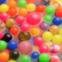 水に浮かぶカラフルなスーパーボール、夏祭りの屋台の写真