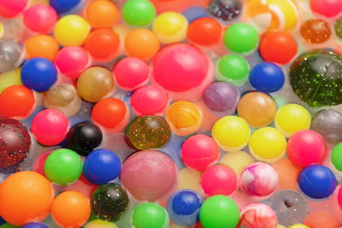 水に浮かぶカラフルなスーパーボール、夏祭りの屋台