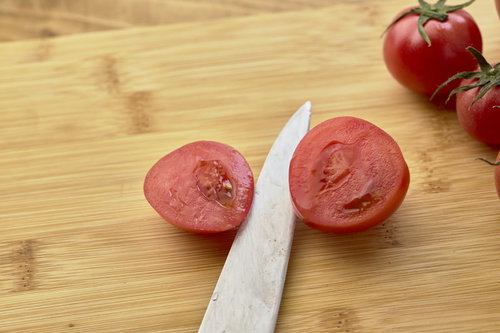 木製まな板の上でカットしたミニトマトの断面