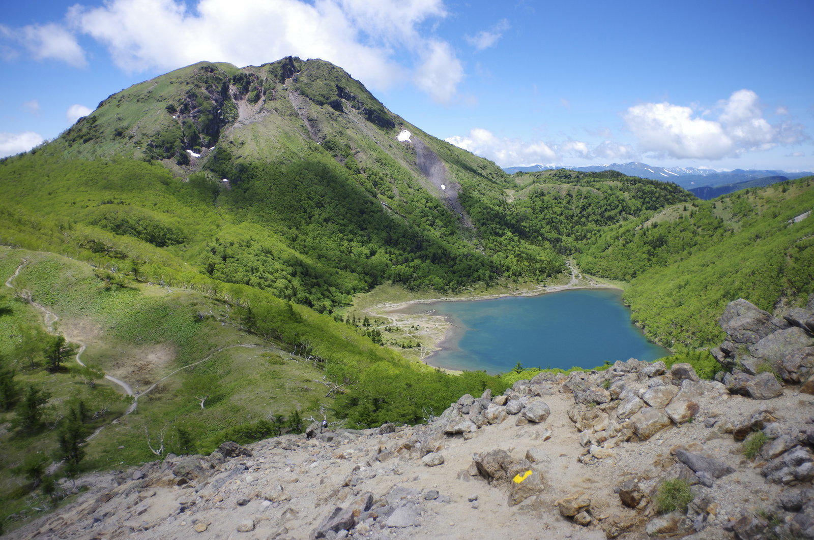 前白根山から望む日光白根山の山容と麓に広がる五色沼の風景