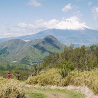 明神ヶ岳の登山道から見る富士山と連なる山々の景観の写真