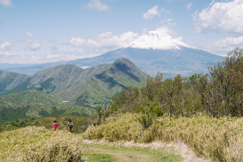 明神ヶ岳の登山道から見る富士山と連なる山々の景観