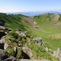 羊蹄山山頂碑の後ろから見た父釜火口と成層火山の火山地形の写真