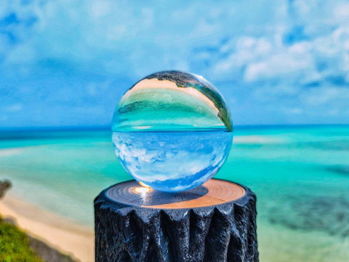 宮古島の宮古ブルーを映す水晶玉ー透明感あふれるビーチの景観