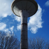 那須SAの青空に立つ給水塔の写真
