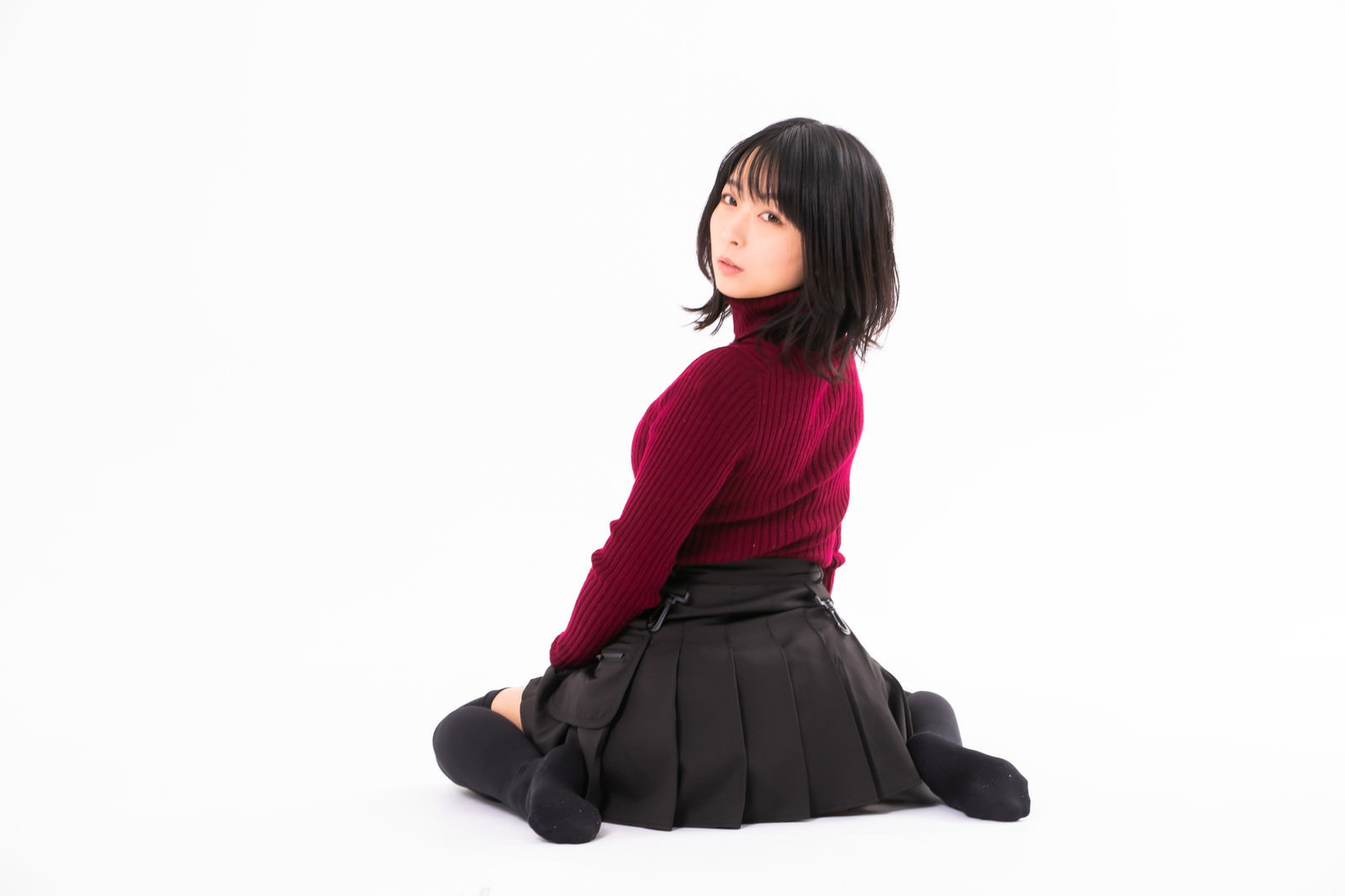 床にペタンと座り込んで後ろを振り返る女性のポーズ［モデル：にゃるる］