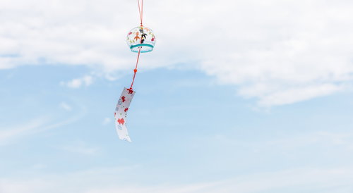 揺れる風鈴と夏の思い出を彩る赤い短冊と青空