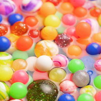 色鮮やかに浮かぶスーパーボールのすくい取りの写真