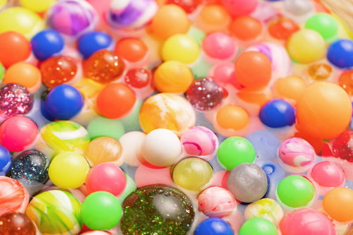 色鮮やかに浮かぶスーパーボールのすくい取り