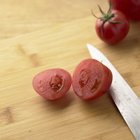 ミニトマトの切り口と包丁の写真