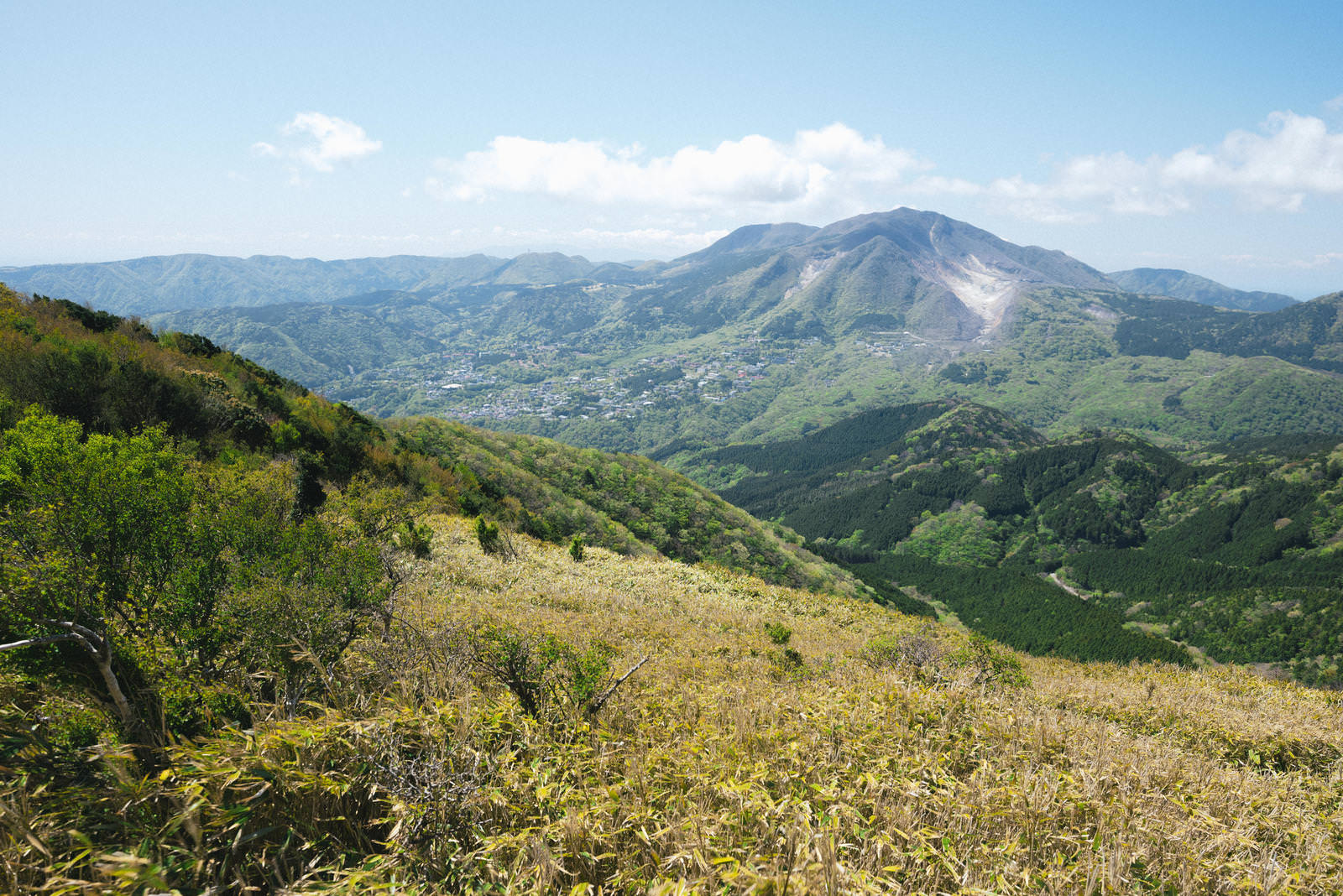 明神ヶ岳の山頂から箱根の火山と周囲の山々を望む風景