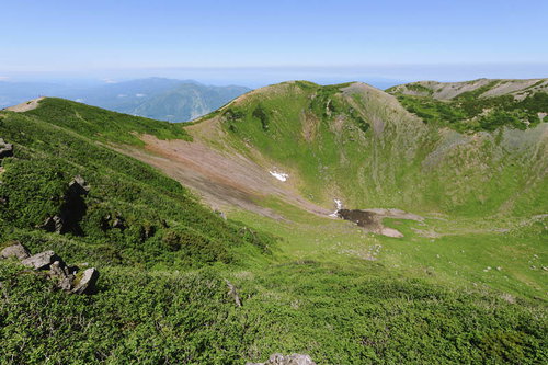 羊蹄山の山頂から見下ろす父釜と火口壁の絶景
