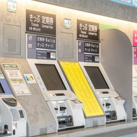 駅構内の誰もいない券売機の写真