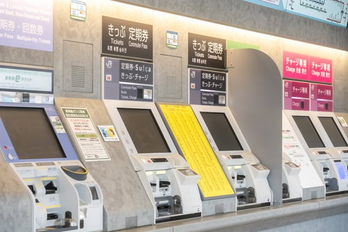 駅構内の誰もいない券売機