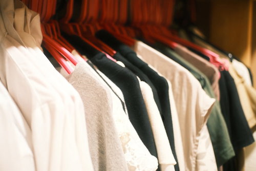 クローゼットのハンガーに掛けられた色とりどりの洋服