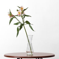 花瓶に活けたピンク色のアルストロメリアの切り花の写真