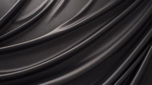 黒のサテン生地が流れるように波打つドレープ