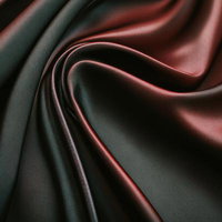 黒とボルドー色のシルク生地が優雅に波打つドレープの写真