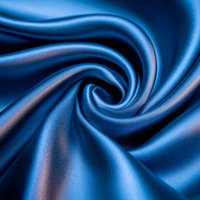 光沢が生む青の流動感を映すサテン生地のドレープテクスチャーの写真