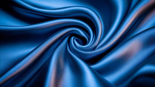 光沢が生む青の流動感を映すサテン生地のドレープテクスチャー
