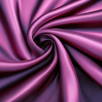 紫のサテン生地が流れるような曲線を描く光沢のドレープの写真