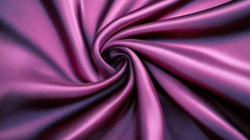 紫のサテン生地が流れるような曲線を描く光沢のドレープ