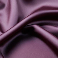 紫色のサテン生地が放つ光沢と柔らかなドレープの質感の写真