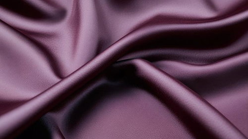 紫色のサテン生地が放つ光沢と柔らかなドレープの質感