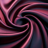 光沢感あふれる紫色のサテン生地のドレープの写真
