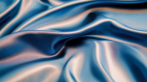 柔らかく波打ちながら光を反射するブルーのサテン生地