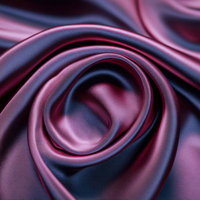滑らかな手触りの紫色サテン生地のドレープの写真