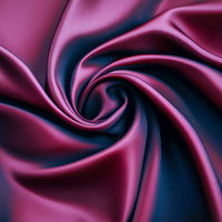 しなやかに波打つ光沢感のある紫色のサテン生地の質感の写真