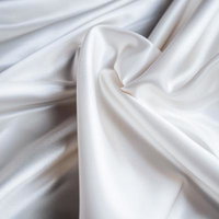 柔らかく光沢のある白い生地の写真