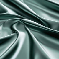 光を受けて輝くメタリック調のサテン生地のドレープの写真