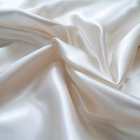 光沢感が映える白いサテン生地のドレープとシルクの写真