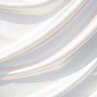 光が反射する白い布の立体的な折り目とドレープの写真