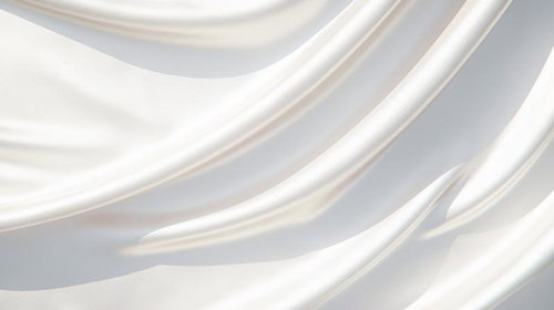 光が反射する白い布の立体的な折り目とドレープ