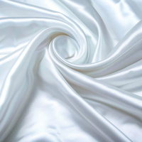 光沢のある白色サテン生地のドレープと折り目の写真