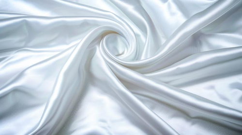 光沢のある白色サテン生地のドレープと折り目