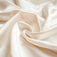 柔らかな光沢を放つホワイトサテン生地のシワとドレープの写真