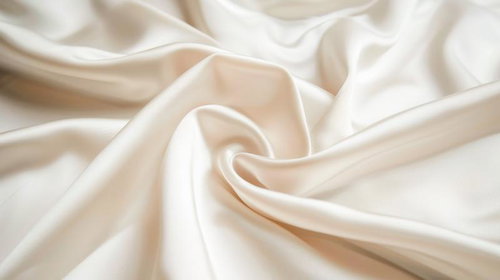 柔らかな光沢を放つホワイトサテン生地のシワとドレープ