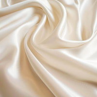 優美に広がる純白のシルク素材が生む光と影の写真