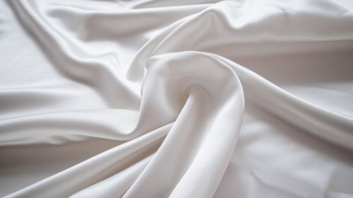 シワと光が重なり合った白い布地のドレープ