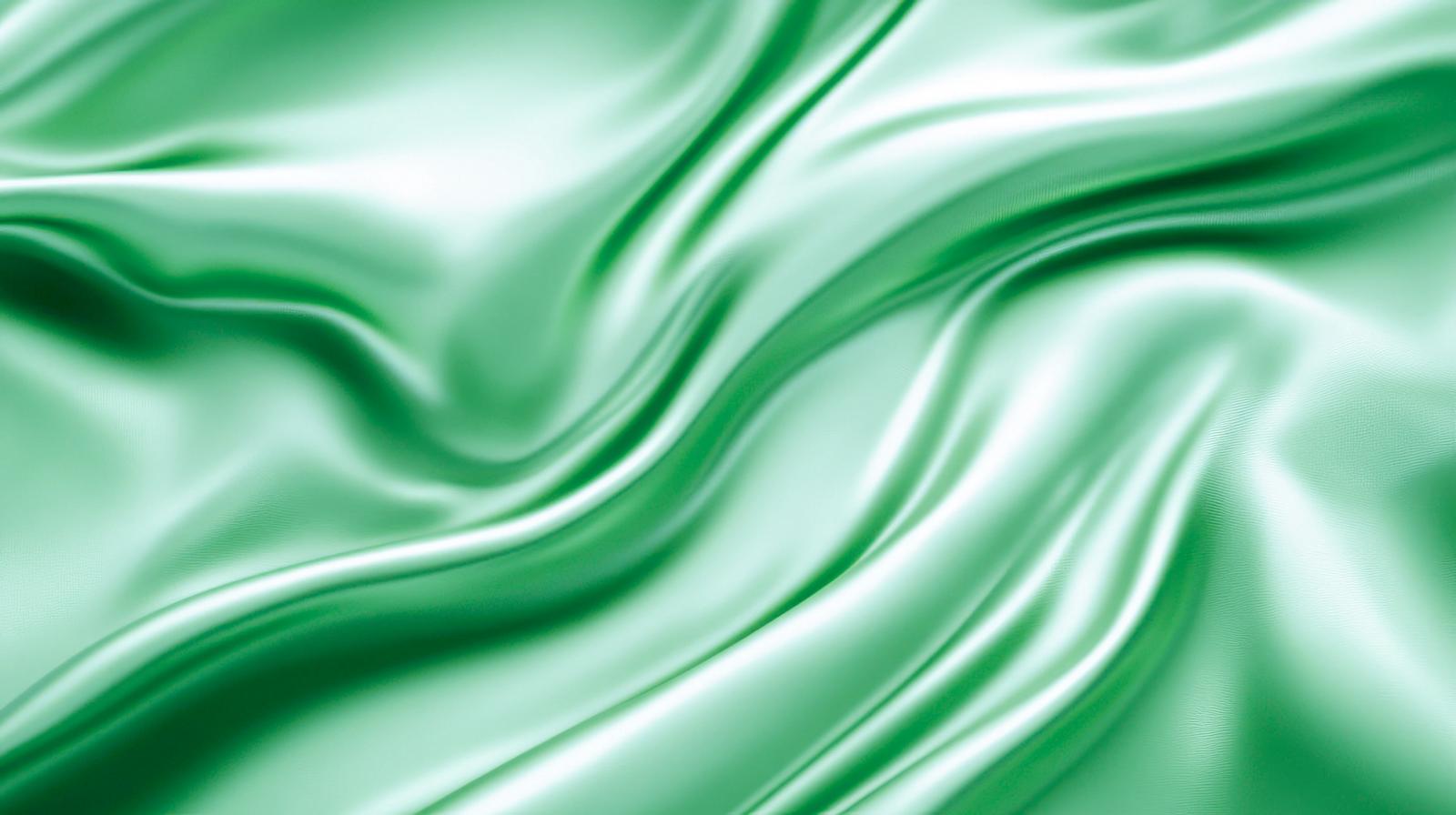 光沢のあるエメラルドグリーンのサテンドレープ