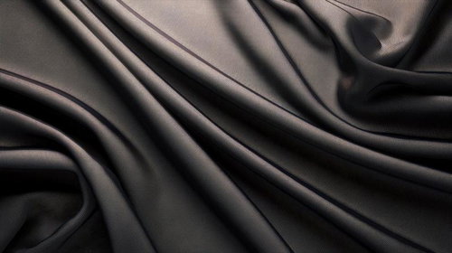 漆黒のサテン生地が生み出す光と陰影のドレープ
