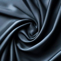 渦を巻くドレープが際立つサテン生地の光沢の写真